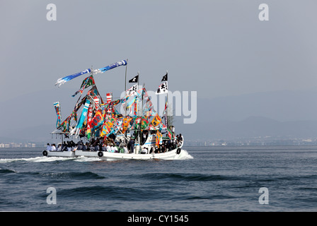 Bateau de pêche, joliment décorées de drapeaux nautiques Banque D'Images