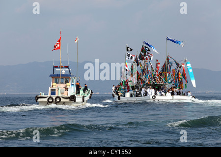 Bateau de pêche, joliment décorées de drapeaux nautiques Banque D'Images