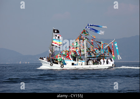 Bateau de pêche, joliment décorées de drapeaux nautiques Banque D'Images