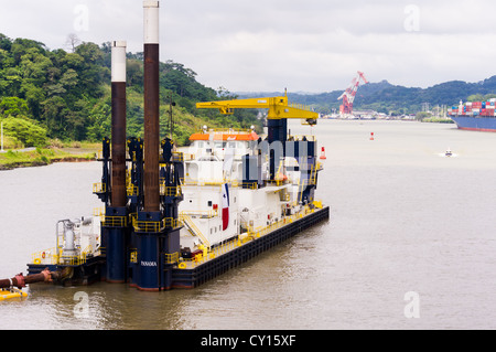 Drague suceuse J'Quibian s'efforce de garder le Canal de Panama ouvert à la navigation. Banque D'Images