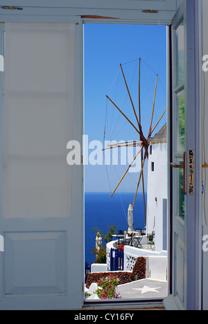 L'architecture grecque traditionnelle de village d'Oia sur l'île de Santorin, Grèce Banque D'Images