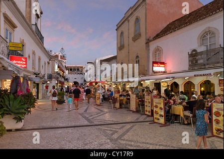 Le Portugal, l'Algarve, à Albufeira, la rue principale à la brunante, Rua 5 de Outubro Banque D'Images