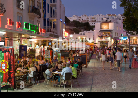 Le Portugal, l'Algarve, à Albufeira, la place principale au crépuscule (Largo Jacinto d'Ayet) Banque D'Images