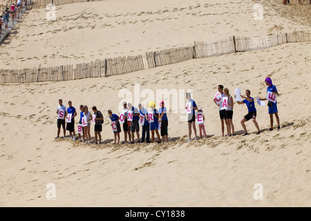 Les gens de Siblu organisation dans la lutte contre le cancer dans la célèbre Dune du Pyla, le 8 août 2012 à Pyla sur Mer, France. Banque D'Images