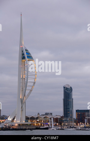 La tour Spinnaker illuminé avec feux bleus au début de soirée, la vue sur le port de Gosport, Hampshire, Royaume-Uni Banque D'Images