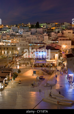 Le Portugal, l'Algarve, Albufeira, restaurants en front de mer au crépuscule Banque D'Images