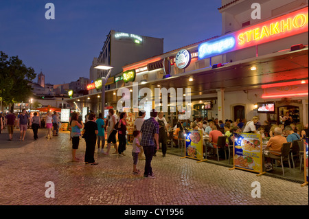 Le Portugal, Albufeira, la place principale ( largo Jacinto d'Ayet ) dans la nuit Banque D'Images