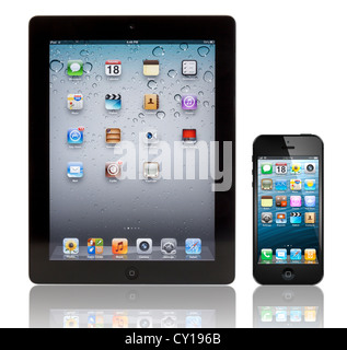 Apple iPhone 5 noir en face d'un noir Apple iPad 3 tablette. Les deux périphériques sont montrant la page d'accueil. Banque D'Images