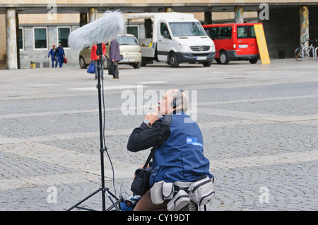 Ingénieur du son à partir de la station de télévision publique allemande WDR diffuseur avec microphone sur le stand et "chat mort" pare-brise Banque D'Images