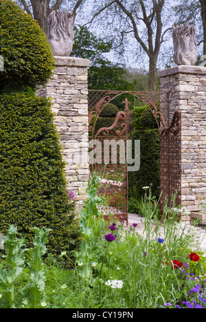 Vue vers l'entrée du jardin. L'Brewin Dolphin Jardin, Design : Cleve West Banque D'Images