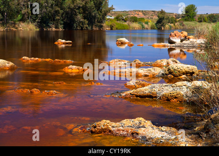 Rio acide ()river Tinto dans niebla (Huelva), Espagne Banque D'Images