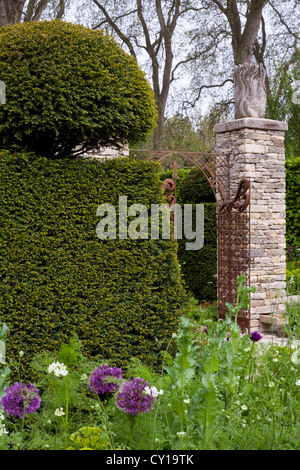 Vue vers l'entrée du jardin. L'Brewin Dolphin Jardin, Design : Cleve West Banque D'Images