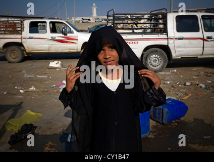 Fille de réfugiés yéménites à Souk à Sabya, la Tihama, l'Arabie Saoudite Banque D'Images