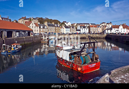 Bateau de pêche vient d'arriver dans le port de Pittenweem Fife en Écosse pour décharger le poisson du jour du marché aux poissons Banque D'Images