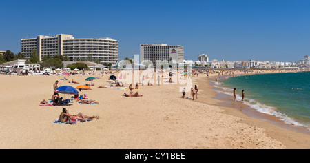 Le Portugal, l'Algarve, la plage de Vilamoura et Quarteira hôtels, resort Banque D'Images