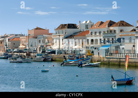 Le Portugal, l'Algarve de l'Est, Tavira, Quayside et ville Banque D'Images