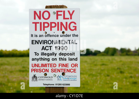 Aucun signe d'avertissement Les décharges sauvages dans un pays au bord de la voie dans les régions rurales de Gloucestershire, Royaume-Uni Banque D'Images