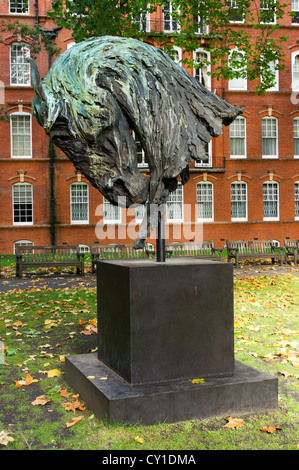 'Fire' par Nic Fiddian-Green à Mount Street Gardens, Londres. Banque D'Images