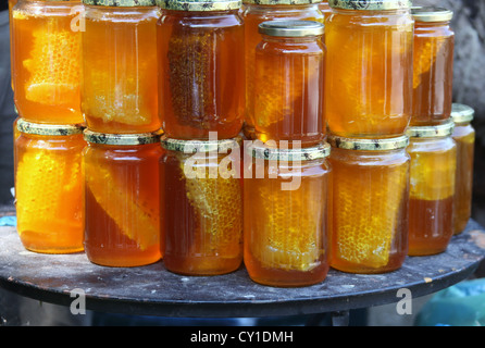 Pots de miel avec Honeycomb Banque D'Images