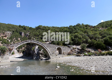 Le Spa thermal et pont ottoman à Benja dans le sud de l'Albanie Banque D'Images