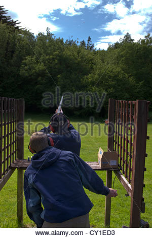 Un homme est chargé dans le sport de tir au pigeon d'argile. Banque D'Images