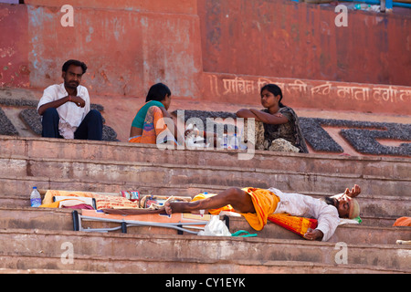 Dormir sur les escaliers à l'Ghats de Varanasi, Inde Banque D'Images