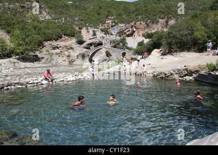 Le Spa thermal et pont ottoman à Benja dans le sud de l'Albanie Banque D'Images