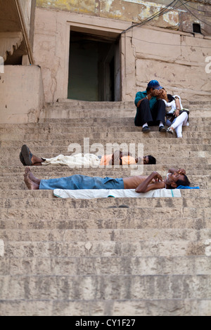 Dormir sur les escaliers à l'Ghats de Varanasi, Inde Banque D'Images