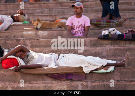 Dormir sur les escaliers à l'Ghats de Varanasi, Inde Banque D'Images