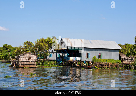 Pêcheur maison flottante, Kampong Phluk, lac Tonle Sap, Cambodge Banque D'Images
