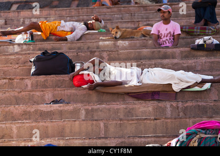 Dormir sur les escaliers à l'Ghats de Varanasi, Inde Banque D'Images