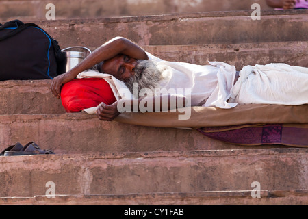 Dormir sur les escaliers à l'Ghats de Varanasi, Inde Banque D'Images