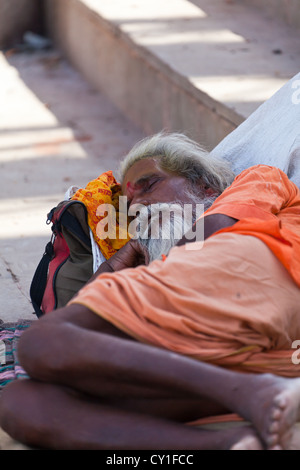 Dormir sur les escaliers à l'Ghats de Varanasi, Inde Banque D'Images