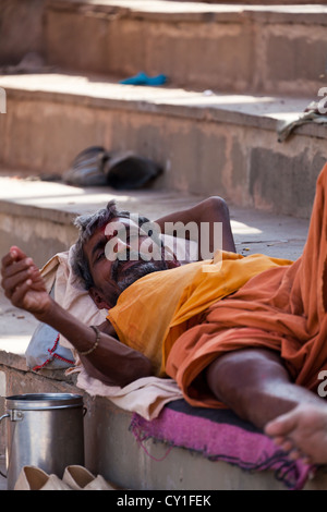 Dormir sur les escaliers à l'Ghats de Varanasi, Inde Banque D'Images