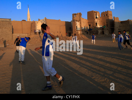 Les gens jouent au football dans la vieille ville de Najran, l'Arabie Saoudite Banque D'Images