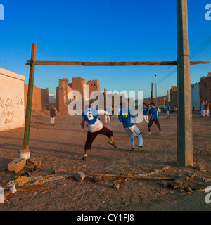 Les gens jouent au football dans la vieille ville de Najran, l'Arabie Saoudite Banque D'Images