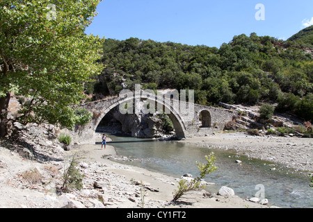 Le Spa thermal et pont ottoman à Benja dans le sud de l'Albanie Banque D'Images