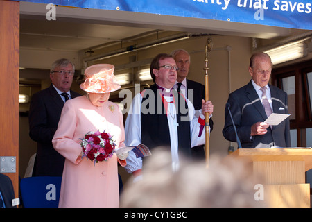 Sa Majesté la reine Elizabeth, 2, II, le deuxième, Jubilé, visite à, Cowes, île de Wight, Angleterre, pour ouvrir nouveau, RNLI côtière, canot de sauvetage, station, Banque D'Images