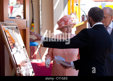 Sa Majesté la reine Elizabeth, 2, II, le deuxième, Jubilé, visite à, Cowes, île de Wight, Angleterre, pour ouvrir nouveau, RNLI côtière, canot de sauvetage, station, Banque D'Images