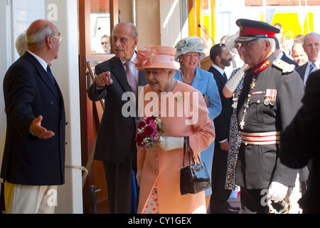 Sa Majesté la reine Elizabeth, 2, II, le deuxième, Jubilé, visite à, Cowes, île de Wight, Angleterre, pour ouvrir nouveau, RNLI côtière, canot de sauvetage, station, Banque D'Images