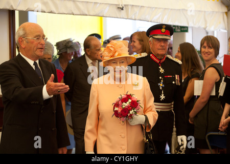 Sa Majesté la reine Elizabeth, 2, II, le deuxième, Jubilé, visite à, Cowes, île de Wight, Angleterre, pour ouvrir nouveau, RNLI côtière, canot de sauvetage, station, Banque D'Images