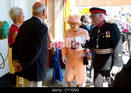 Sa Majesté la reine Elizabeth, 2, II, le deuxième, Jubilé, visite à, Cowes, île de Wight, Angleterre, pour ouvrir nouveau, RNLI côtière, canot de sauvetage, station, Banque D'Images