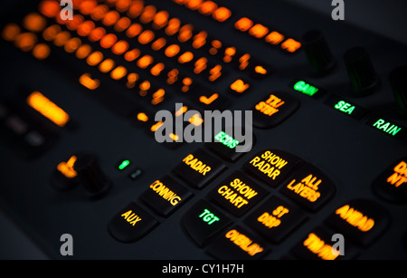 Fragment de clavier industriel éclairé dans l'obscurité. Selective focus Banque D'Images