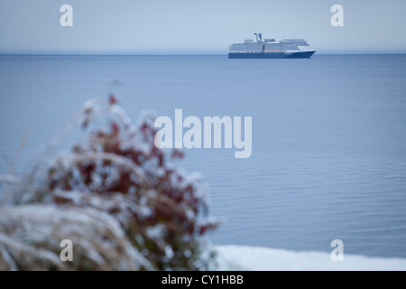 Le MS Eurodam bateau de croisière voiles dans le fleuve Saint-Laurent sur un matin neigeux et brumeux en face de Les Escoumins et Essipit Banque D'Images