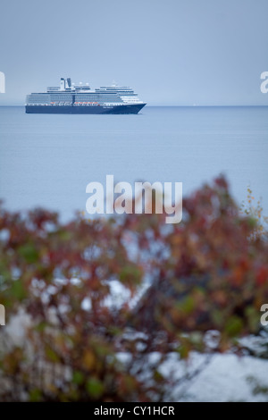 Le MS Eurodam bateau de croisière voiles dans le fleuve Saint-Laurent sur un matin neigeux et brumeux en face de Les Escoumins et Essipit Banque D'Images