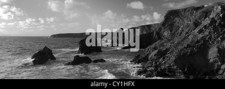 Image panoramique en noir et blanc, l'été au Bedruthan Steps stacks, Carnewas la mer, l'île Cornwall County ; Angleterre ; UK Banque D'Images