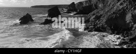 Image panoramique en noir et blanc, l'été au Bedruthan Steps stacks, Carnewas la mer, l'île Cornwall County ; Angleterre ; UK Banque D'Images