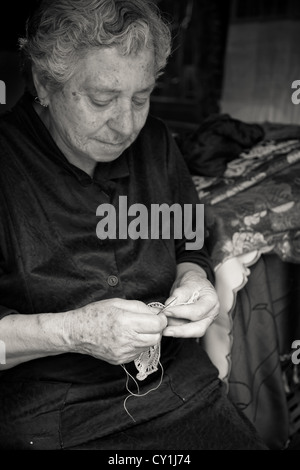 Femme de la région de faire de la dentelle à l'aiguille fine traditionnelle, Omodos, Chypre Banque D'Images