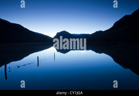 Réflexions de montagnes dans un lac à Buttermere, Lake District, Cumbria, Angleterre Banque D'Images