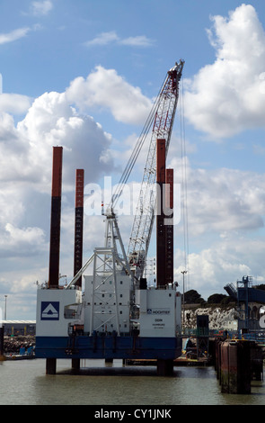 Le cric de levage lourd navire de Odin, commandé par Hochtief. de Ramsgate Harbour pour soutenir la construction d'éoliennes offshore. Banque D'Images